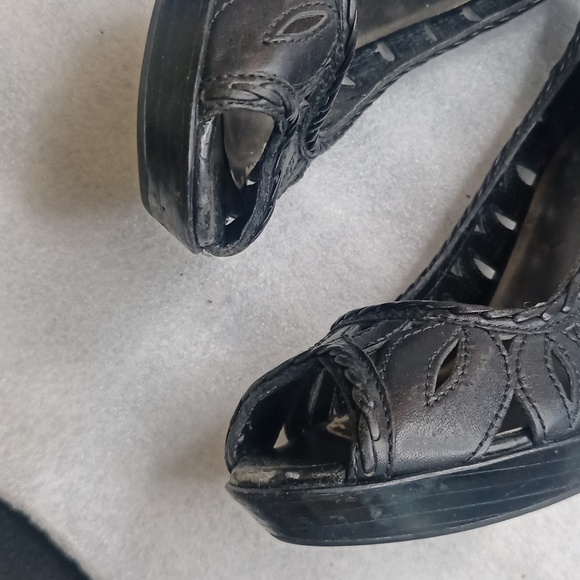 Guess Black Leather Platform Sandals Shoes Pumps with cut out design 4" Heels - Picture 8 of 9